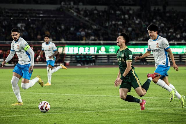 （体育）（7）足球——中超：浙江俱乐部绿城胜青岛西海岸XxjpseC007435_20250427_PEPFN0A001.jpg